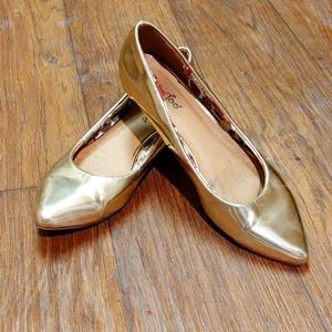 Shiny gold ballet flats